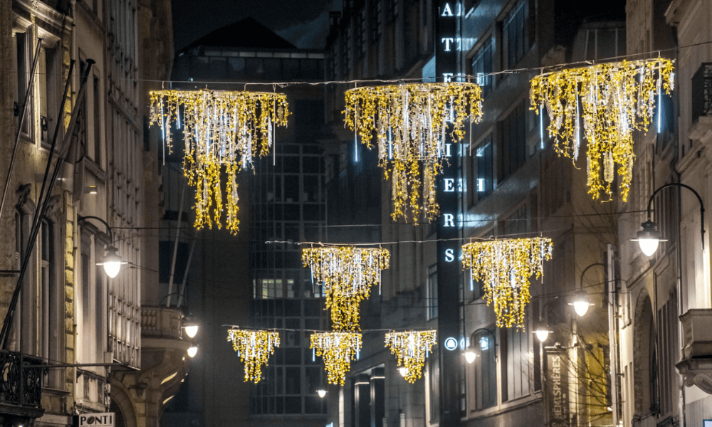Décorations lumineuses traversées de rues suspensions